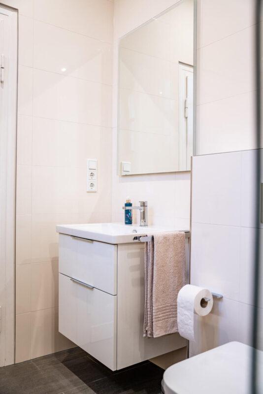 WC und Waschtisch im Badezimmer der Ferienwohnung StadtChalet