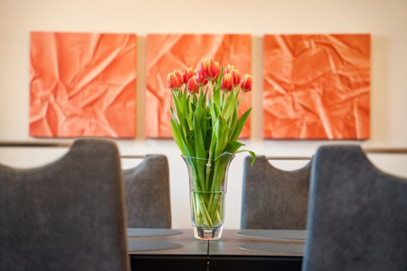 Blumenvase auf dem Esstisch in der Ferienwohnung StadtChalet