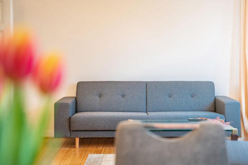 Couch im Wohnzimmer der Ferienwohnung StadtChalet